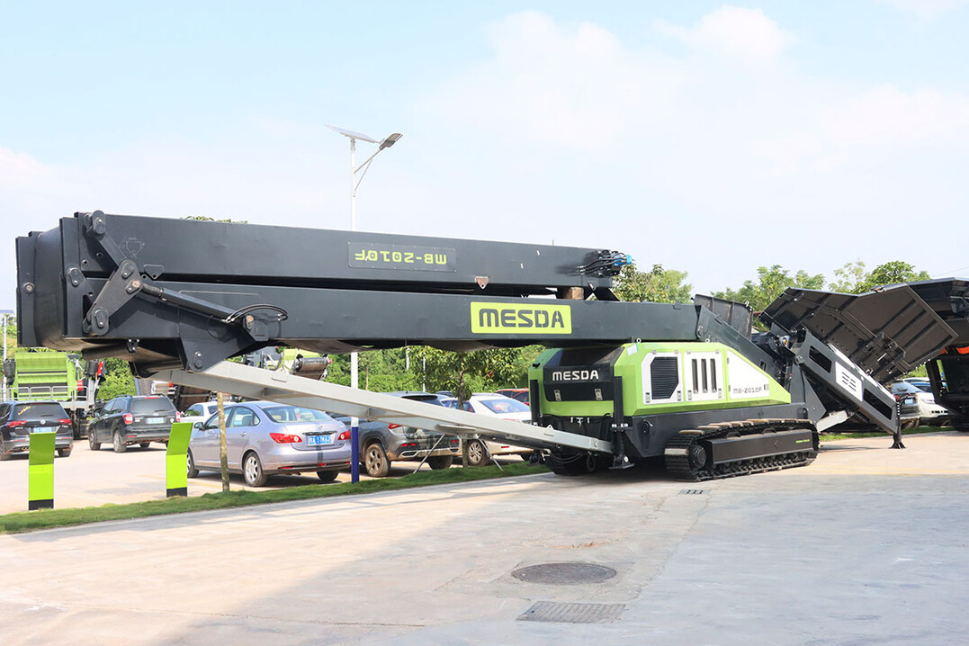 Mit kompakten Transportabmessungen von rund 12 x 2,5 x 3 Metern und einem Gewicht von 22 bis 26 Tonnen ist der B210F einfach zu transportieren.