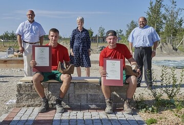 Vordere Reihe v.l.: Lukas Schmidt und Patrick Vonhof, Gustav 
Biedenbacher GmbH Garten- und Landschaftsbau, gewannen den Bayern Cup 2020. Hintere 
Reihe v.l.: Prof. Rudolf Walter Klingshirn, Verbandsdirektor VGL Bayern, Dr. Dorothea Deneke-
Stoll, 2. Brgermeisterin der Stadt Ingolstadt, und Gerhard Zh, Prsident des VGL Bayern.