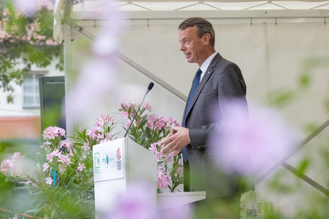 Wir befinden uns in einer schwierigen gesamtwirtschaftlichen Situation, die leider auch die wirtschaftlichen Entwicklungen im GaLaBau aktuell erkennbar bremst, so BGL-Prsident Lutze von Wurmb. Gleichzeitig knnten in den nchsten Jahren mehrere Milliarden Euro Frdergelder in grne Stadtentwicklung in Deutschland flieen  wenn die Politik nun ihren ambitionierten Ankndigungen auch wirksame Manahmen folgen lsst. Dies wre eine groe Chance fr die Landschaftsgrtnerinnen und -grtner.