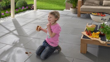 Die Terrassenplatten von KANN mit CleanKeeper plus-Schutz sind leicht zu reinigen. Im Bild zu sehen sind Madison-Platten in der Farbe Stone Grey