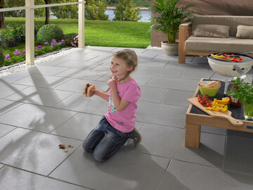 Machen stets einen guten Eindruck: Die Terrassenplatten von KANN mit CleanKeeper plus-Schutz sind leicht zu rei-nigen. Im Bild zu sehen sind Madison-Platten in der Farbe Stone Grey