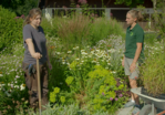 Szene aus dem neuen Video „Magdalena lernt Pflanzen“ mit der Ausbilderin Jella Weist-Geisberger (links) im Gespräch mit der GaLaBau-Auszubildenden Magdalena Gandl. Mit dem 23-minütigen Film unterstützt der VGL Bayern die bestmögliche Vorbereitung von Auszubildenden auf ihre Abschlussprüfungen in diesem Themenfeld.