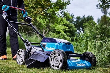 Der neue Makita 2 x 18 V Akku-Rasenmher fr die professionelle Grnpflege.