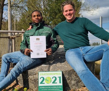  Marthins Regbenyen (links), der bei den Gartenzwergen seine Ausbildung zum Landschaftsgrtner erfolgreich absolvierte, zusammen mit Mario Nast, Inhaber der Firma Die Gartenzwerge.