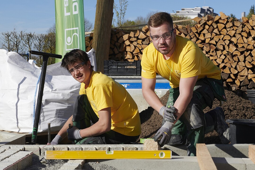 V.l.: Matthias Kiermeier und Xaver Vst, Landschaftsgrtner-Nachwuchskrfte der Gais-smaier GartenLandschaft GmbH & Co. KG, auf ihrer Wettkampfflche beim Bayern Cup. Der Berufswettbewerb im bayeri-schen Garten- und Landschaftsbau fand am 4. und 5. Mai 2023 auf dem Gelnde der Landesgartenschau in Freyung statt.
