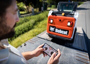 Die Bobcat MaxControl gibt einen Ausblick auf die Maschinensteuerung der Zukunft: Sie ermglicht Nutzern, Bobcat Kompaktlader ber eine App mit einem Smartphone oder Tablet fernzusteuern. 