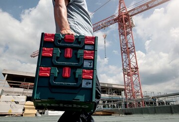 Die neuen metaBOX Koffer von Metabo sind miteinander koppelbar. Anwender knnen so ganze Stapel auf einmal tragen und einzelne Koffer auch direkt im Stapel ffnen.