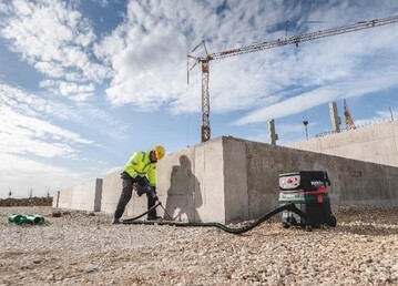 Sicher vor Staub: Der neue Akku-Kombihammer ist mit dem Metabo Akku-Sauger 
ASR 36-18BL 25 M SC kompatibel. Dank des integrierten CordlessControl-
Systems geht er automatisch an, sobald der Hammer in Betrieb ist  manuelles 
An- und Ausschalten entfllt. 