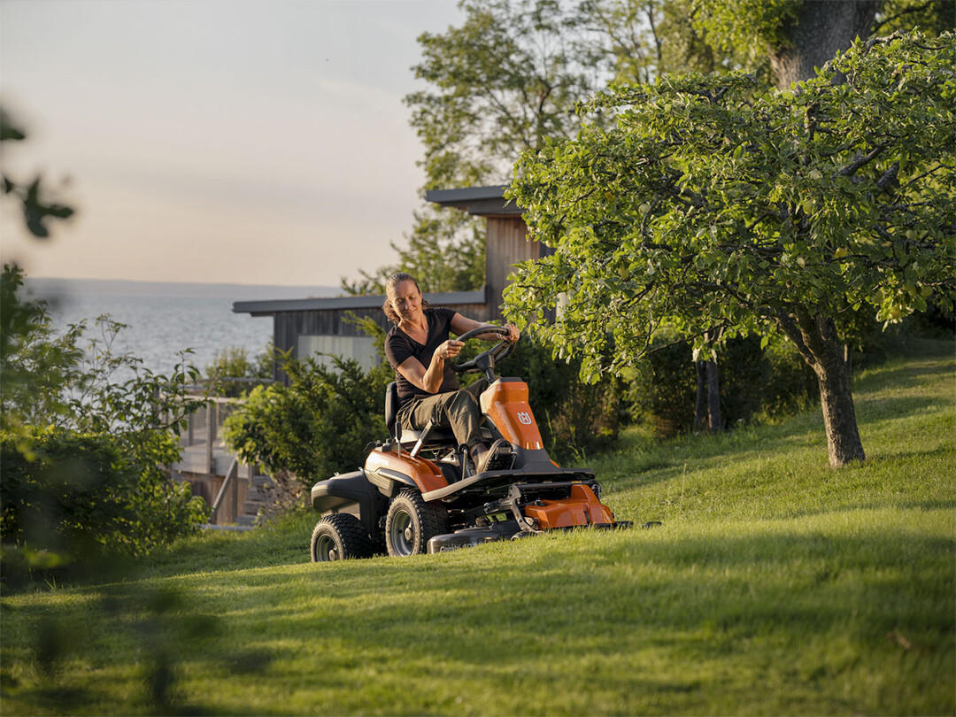 Elektrisches Mähen auch bei anspruchsvollem Gelände
mit dem Allrad-Akku-Rider von Husqvarna