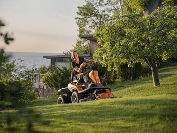 Elektrisches Mhen auch bei anspruchsvollem Gelnde
mit dem Allrad-Akku-Rider von Husqvarna