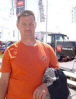 „Meine Kollegen und ich sind hier für eine erste Markanalyse. Unsere Verwaltung plant den Kauf neuer Technik, vor allem im Bereich der Friedhofspflege.“