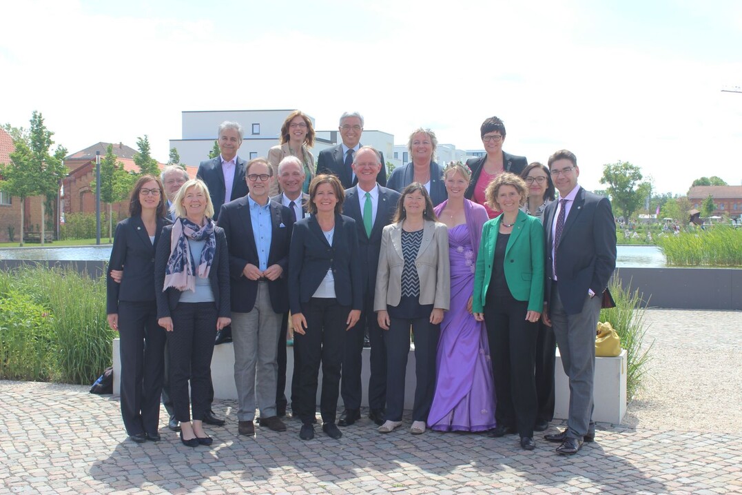 Ministerrat Rheinland-Pfalz mit LaGa2015-Geschäftsführer Matthias Schmauder und Landaus Oberbürgermeister Hans-Dieter Schlimmer auf der Gartenschau.