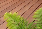 Die MOSO Bamboo N-durance Terrassendiele ist eine massive Outdoor-Density-Diele, die aus hochverdichteten Bambusstreifen hergestellt wird. Ihre warme braune Farbe entsteht durch eine Dampfdruckbehandlung des Bambusmaterials. Das spezielle Herstellungsverfahren macht die Dielen so hart und stabil, dass sie die höchste Dauerhaftigkeitsklasse gemäß den entsprechenden EU-Normen* erreichen.
