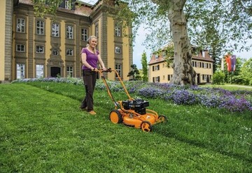 Die nachhaltige Versorgung des Rasens mit dem fein zerkleinerten Biodnger sorgt fr ein sattes Grn. Im Bild zu sehen der AS 510 ProClip. 