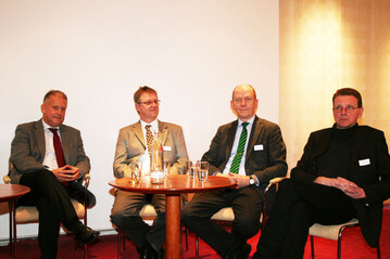Oliver Hoch, Prof. Gerd Helget, Reinhold Dellmann (MdL), Holger Schulz (v.l.) whrend der Podiumsdiskussion