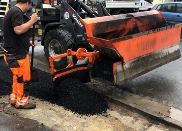 Die Optimas Materialverteilschaufel Finliner kann auch beim Bauen mit Asphalt eingesetzt werden. 