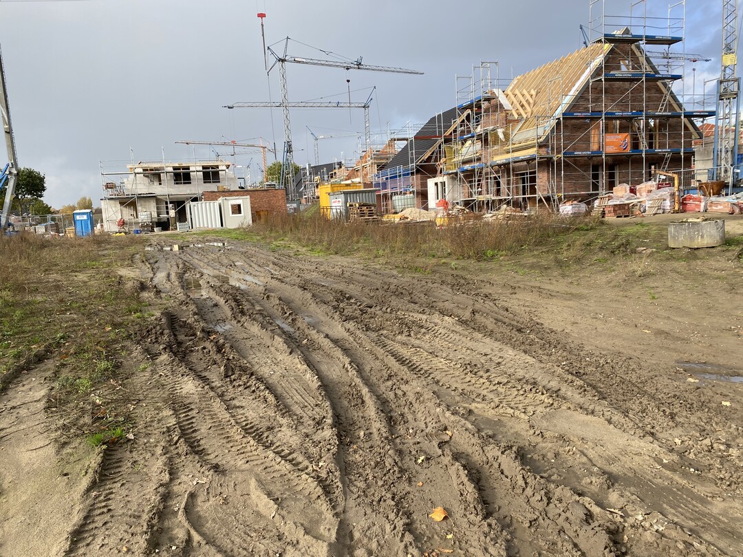Obwohl Boden der wohl wichtigste Baustoff für Freianlagen ist, wird Bodenschutz auf der Baustelle sträflich vernachlässigt; und zwar sowohl durch die Vorgewerke als auch im GaLaBau.