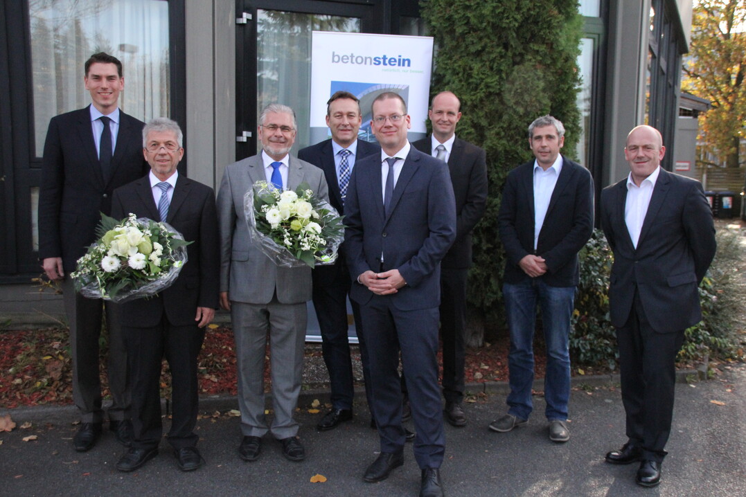 Der alte und neue Vorstand des Betonverbands SLG: (v. l.) Helge Koll (neues Mitglied im Vorstand), Karl-Heinz Köppel (ehemaliger stellv. Vorsitzender), Martin Kronimus (ehemaliger Vorsitzender und jetzt Mitglied im Vorstand), Frank Diegmüller (neuer stellv. Vorsitzender), Florian Klostermann (neuer Vorsitzender), Thomas Aicheler, Jakob Socher und Johannes Rüsing (jeweils als Mitglied im Vorstand bestätigt)