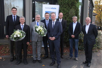  Der alte und neue Vorstand des Betonverbands SLG: (v. l.) Helge Koll (neues Mitglied im Vorstand), Karl-Heinz Kppel (ehemaliger stellv. Vorsitzender), Martin Kronimus (ehemaliger Vorsitzender und jetzt Mitglied im Vorstand), Frank Diegmller (neuer stellv. Vorsitzender), Florian Klostermann (neuer Vorsitzender), Thomas Aicheler, Jakob Socher und Johannes Rsing (jeweils als Mitglied im Vorstand besttigt)