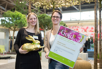 Bei der Showgarten-Prmierung auf der Garten Mnchen 2016 erzielte die Firma Niedermaier Grten & Freirume den ersten Platz. Den Preis nahmen stellvertretend Joana Strangmller (links) und Susanne Poser entgegen.