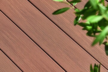 Die co-extrudierte Terrassendiele DIE RESISTENTE pro eignet sich hervorragend fr teilberdachte Flchen, Auenanlagen, Poollandschaften sowie ffentliche Pltze mit hohem Publikumsverkehr.
