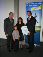 Tobias (links) und Karin Nonnenmann mit ihrem Sohn Jan-Lukas und Martin Keppler (rechts) Hauptgeschäftsführer der IHK Nordschwarzwald