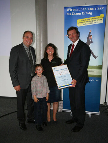 Tobias (links) und Karin Nonnenmann mit ihrem Sohn Jan-Lukas und Martin Keppler (rechts) Hauptgeschftsfhrer der IHK Nordschwarzwald
