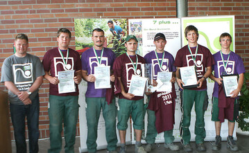 Die Sieger aus dem NRW-GaLabau-Cup 2011 sind die Auszubildenden Fabian Bohn (3.v.r.) und Patrick Weiler (Mitte). Neben dem glsernen Wanderpokal gabs Medaillen. Diese auch fr Lukas Hanses (2.v.l.) und Valon Hasani (3.v.l.) fr den zweiten Platz sowie die Bronze-Platzierten Mattias Wortelkamp (r.) und Lukas Schwiening (2.v.r.). Ferner berreichte Frank Linneweber (l.) vom Ausbildungsausschuss des GaLaBau NRW Geldprmien fr alle drei Teams. 