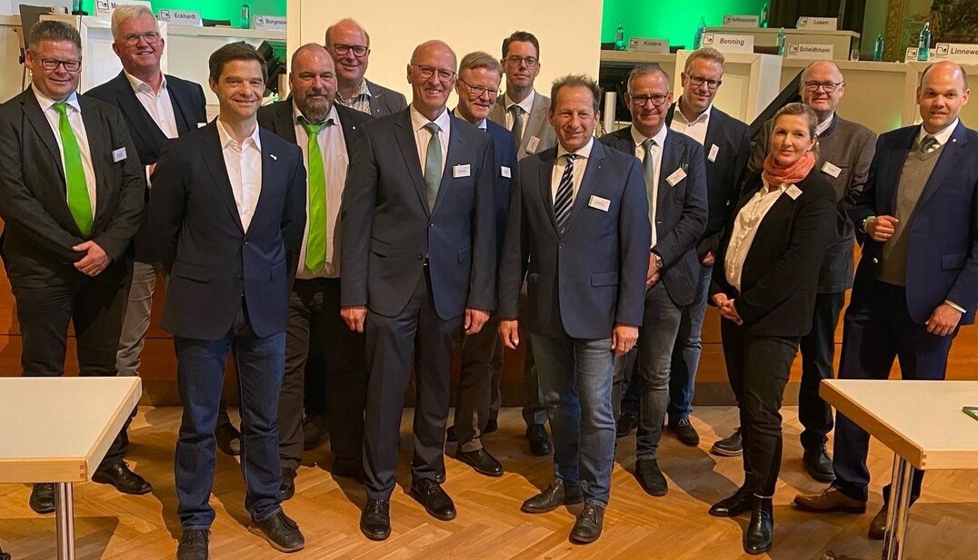 Fhrungsspitze des VGL NRW mit neuem Prsidenten Josef Mennigmann (6. v. l.)