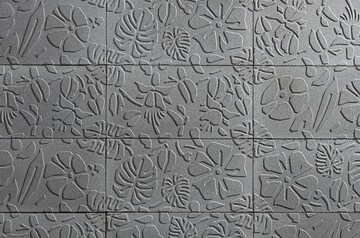 Bei MyLine Jungle sind die tropischen Blumen und Monstera-Bltter groflchig und leicht erhaben ber die Plattenoberflche angeordnet. So ergibt sich ein uerst ausgewogenes Flchenbild, hier in der Variante graphit unbearbeitet.