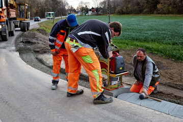 Mit ihren gebogenen, ungefasten Anschlussflchen greifen die Bankettsteine sicher ineinander und ergeben dabei ein gleichmiges Erscheinungsbild.
