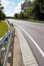 Die abschüssig verlaufenden Rillen der Stradafino Elemente leiten Wasser von der Straße und erzeugen beim Befahren warnende Geräusche.