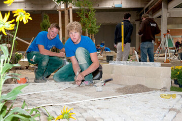 Fabian Deienbck und Heinz Achatz von Georg Thalmeier Garten- Und Landschaftsbau lsten die Bauaufgabe beim Nachwuchswettbewerb am besten.