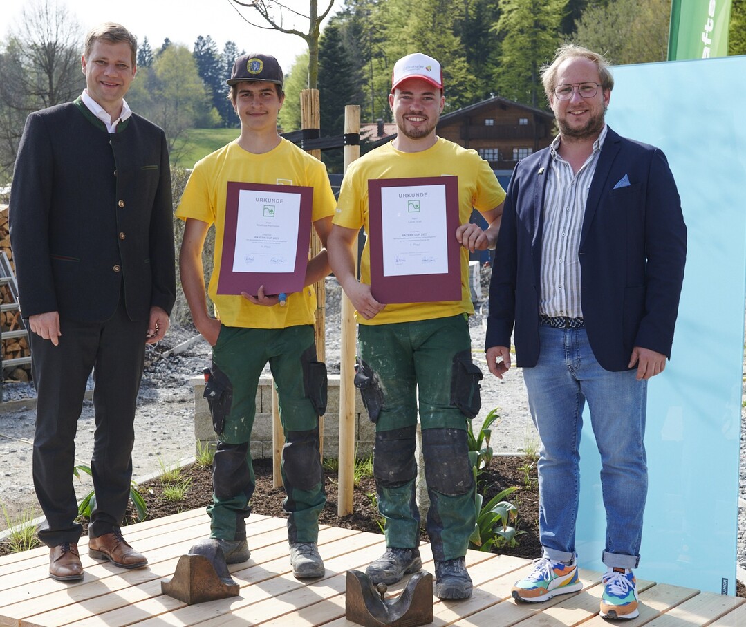 V.l: Dr. Olaf Heinrich, Bezirkstagspräsident von Niederbayern und Bürgermeister der Stadt Freyung, mit den beiden Gewinnern des 16. Bayern Cups, Matthias Kiermeier und Xaver Vöst, sowie Moritz Fahn, Mitglied des Präsidiums des VGL Bayern.