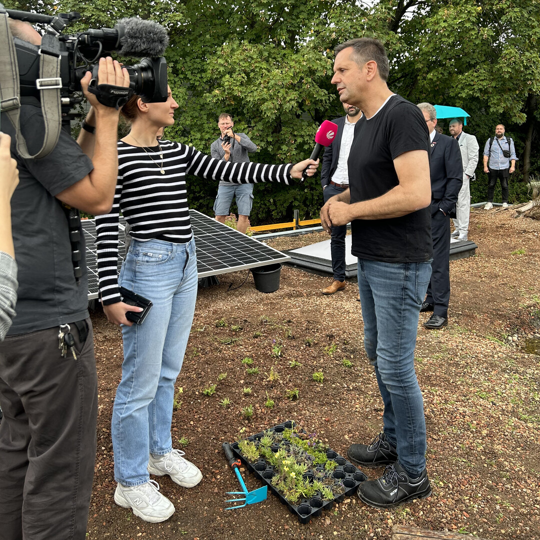Der Wirtschaftsminister Niedersachsen Olaf Lies im Interview anlsslich der Einweihung eines Retentionsgrndaches der Fa. Ewald in Hannover.