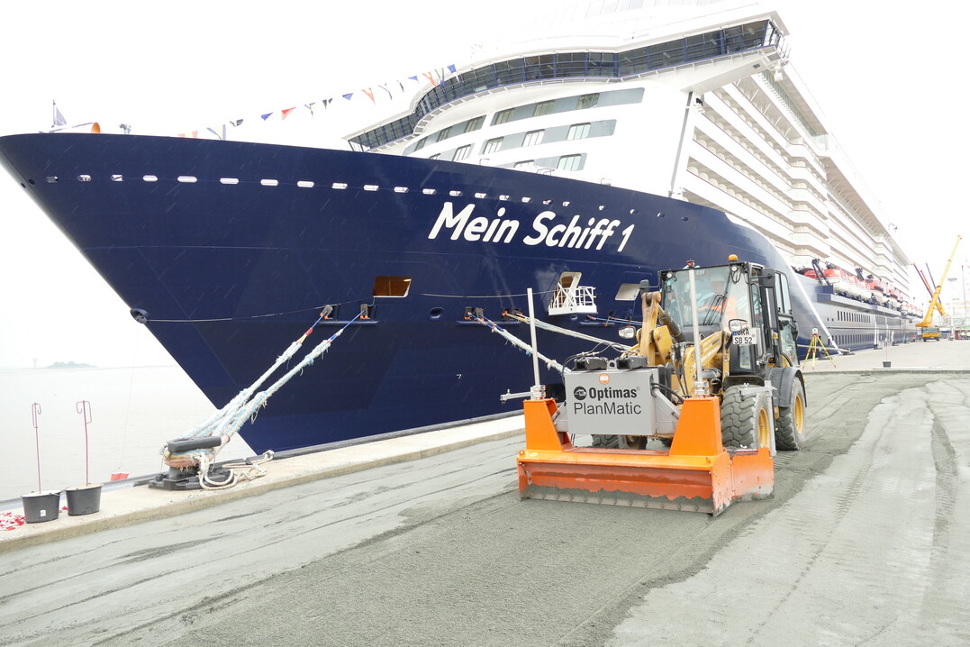 Das Optimas Planiersystem PlanMatic mit 3-D-Steuerung ebnet den Untergrund für die Pflasterung der neuangelegten Columbuskaje in Bremerhaven.