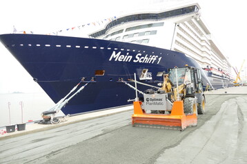 Das Optimas Planiersystem PlanMatic mit 3-D-Steuerung ebnet den Untergrund fr die Pflasterung der neuangelegten Columbuskaje in Bremerhaven.