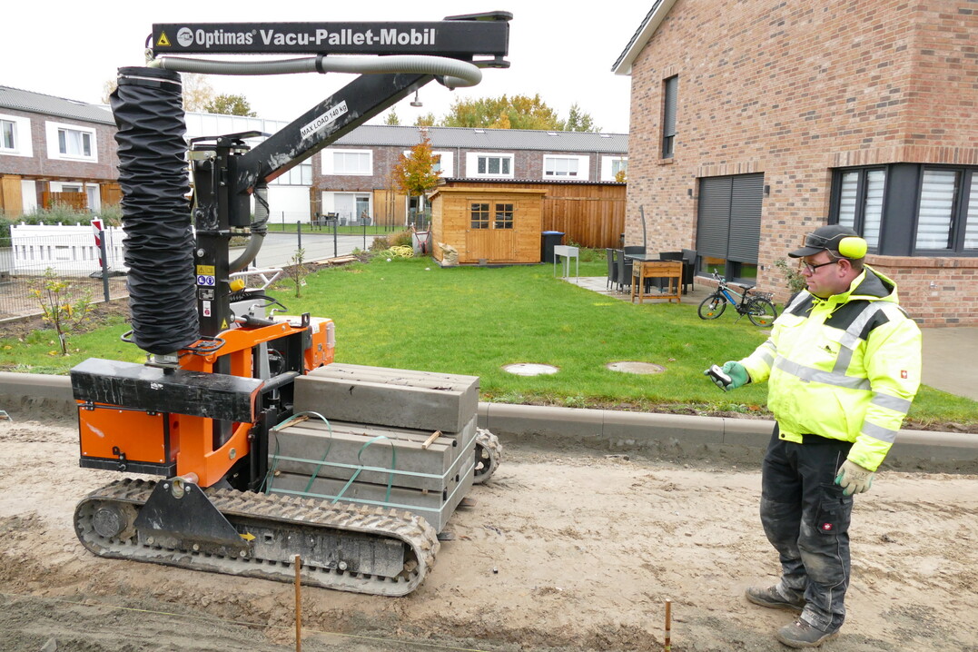 Die Fernbedienung für das Vacu-Pallet-Mobil macht Arbeit leichter und spart Wege.