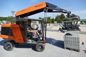 Optimas hat fr die Pflasterverlegemaschine S19 eine neue Bedienvariante konstruiert. Die erste Maschine damit arbeitet auf einer interessanten Baustelle bei Berlin. 