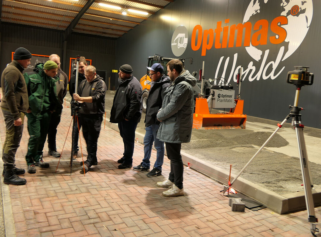 Kleine Gruppen werden von exzellenten Fachleuten nach dem Stand der Technik mit Optimas Ger�ten geschult.