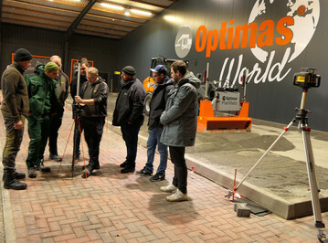 Kleine Gruppen werden von exzellenten Fachleuten nach dem Stand der Technik mit Optimas Ger�ten geschult.