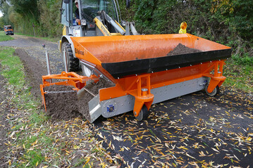 Die Optimas Finliner Materialverteilschaufel in der 1,4 m Variante bei der Bankettreparatur