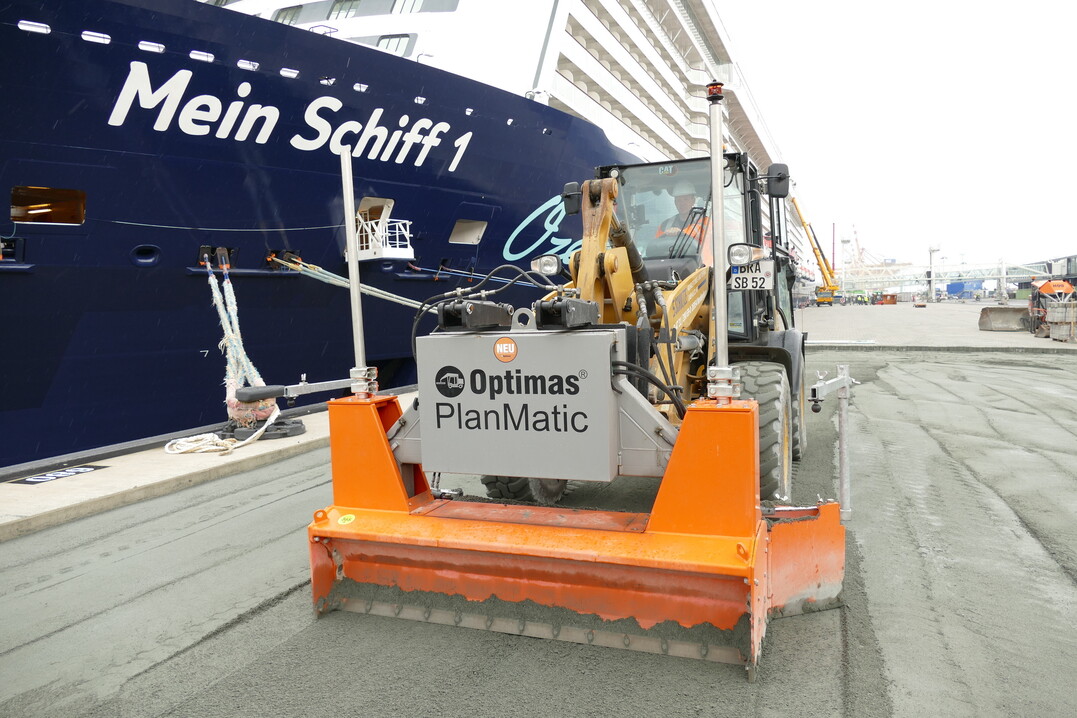 Das Optimas Planiersystem PlanMatic mit 3-D-Steuerung ebnet den Untergrund fr die Pflasterung der neuangelegten Columbuskaje in Bremerhaven.