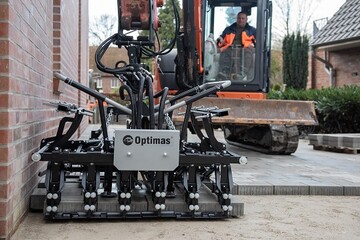 Der Optimas Pflastergreifer Multi6 M kann direkt an die Wand verlegen.