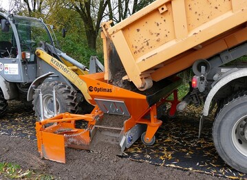 Die Optimas Finliner Materialverteilschaufel kann direkt vom LKW beladen werden und sorgt fr hohe Arbeitsgeschwindigkeit bei der Bankettpflege.
