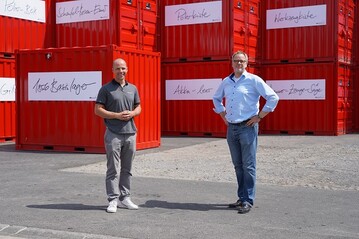 Klaus Hayer, Geschftsfhrer Bindrum (rechts), und Beutlhauser-Verkaufsberater Bjrn Rasch vor den Containern mit kreativen Namen.