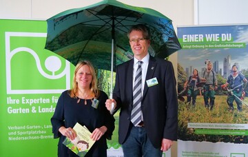 Die Bremer Senatorin fr Klimaschutz, Umwelt, Mobilitt, Stadtentwicklung und Wohnungsbau, Dr. Maike Schaefer (links) mit Verbandsprsident Harald Kusserow (rechts).