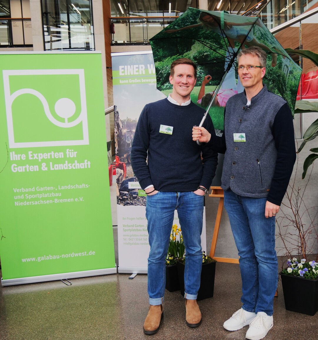 Zum Auftakt startete Oliver Meyer (li), Nachhaltigkeitsberater bei Kullmann & Meinen, mit dem Fachvortrag Nachhaltiges Wirtschaften: Anforderungen und Umsetzung im GaLaBau. Gemeinsam mit VGL-Prsident Harald Kusserow (re).