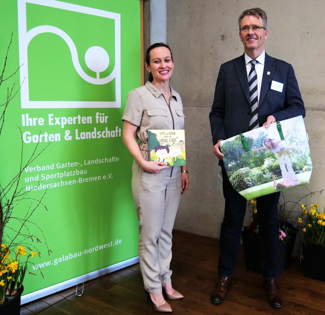 Nicola Winter - Pilotin, Ingenieurin, ESA-Mitglied und Hochschul-Dozentin fr Notfall- und Krisenmanagement - gemeinsam mit VGL-Prsident Harald Kusserow (re).