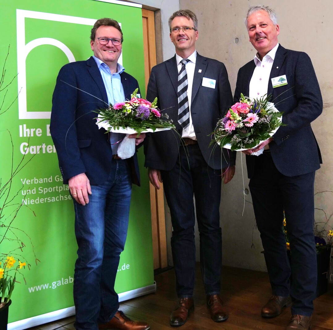 Einstimmig und offiziell ins Amt des Vizeprsidiums wurde Achim Friedrichs (li) gewhlt - ebenfalls im Amt besttigt wurde Vizeprsident Dietmar Uhlendorff (re). VGL-Prsident Harald Kusserow (Mitte) gratuliert.